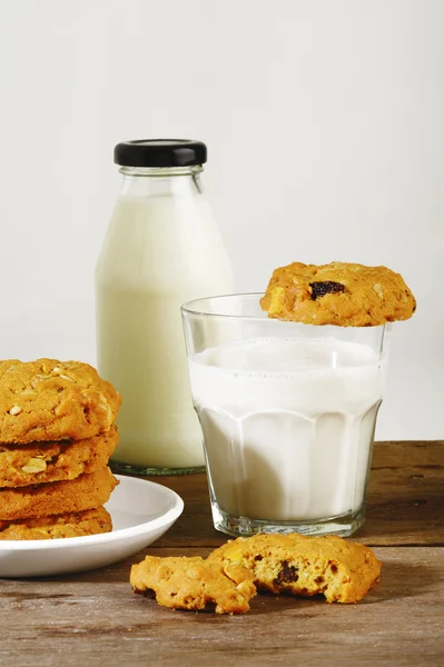 Печенье и молоко — стоковое фото