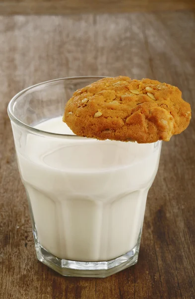 Verre de lait et biscuit — Photo