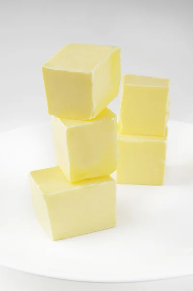 Butter auf weißem Hintergrund — Stockfoto