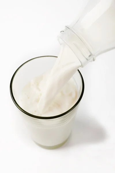 Verse melk in glas — Stockfoto