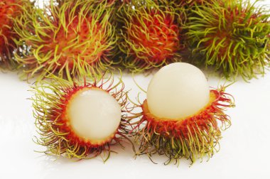 beyaz zemin üzerine Rambutan meyve
