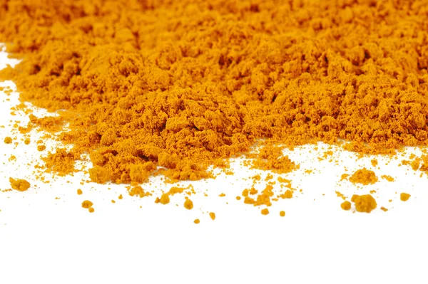 Pulbere de turmeric pe fundal alb — Fotografie, imagine de stoc