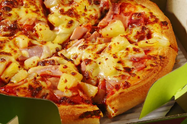 Pizza hawaiana en caja Imágenes De Stock Sin Royalties Gratis
