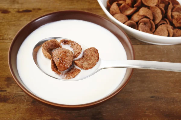 Fiocchi di mais con latte in cucchiaio — Foto Stock