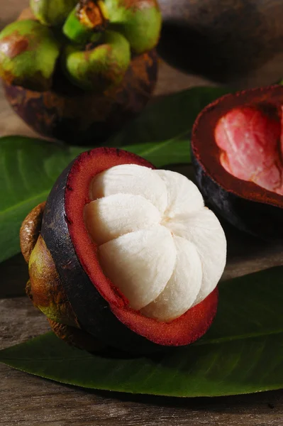 mangosten meyve ve kesit kalınlığında mor deri gösterilen