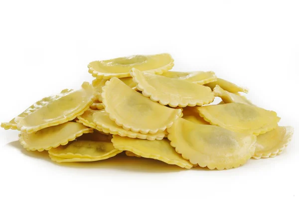 Agnolotti Nudeln gefüllt mit Spinat und Ricotta auf weiß — Stockfoto