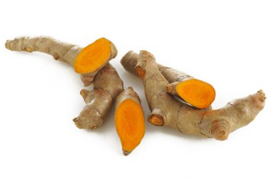 beyaz zemin üzerinde zerdeçal kökü