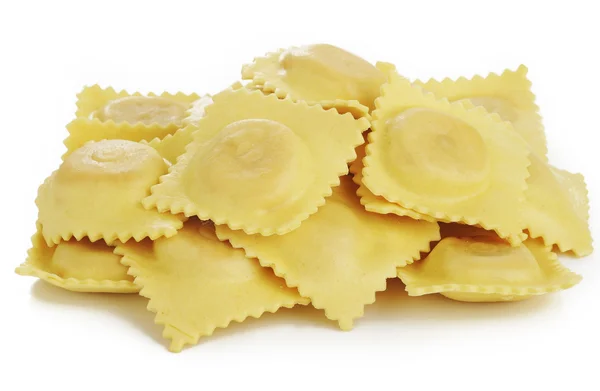 Torra ravioli pasta på vit bakgrund — Stockfoto