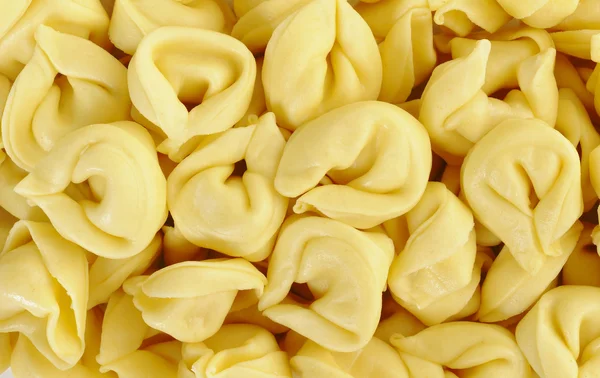 Italienska tortellini pasta på vit bakgrund — Stockfoto