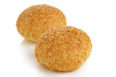 beyaz zemin üzerine susam ile ekmek