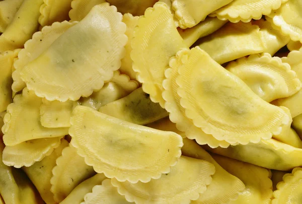 Macarrão agnolotti recheado com espinafre e queijo ricota sobre branco — Fotografia de Stock