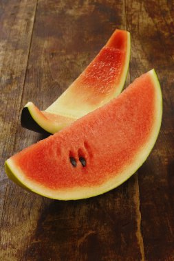 ahşap arka plan üzerinde dilim karpuz
