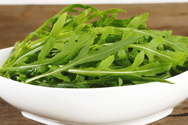 Salad rucola segar dalam mangkuk putih — Stok Foto