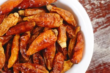 ahşap arka plan üzerinde kuru kırmızı biber