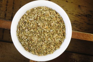 composición de herramientas de trabajo en mesa amarillo