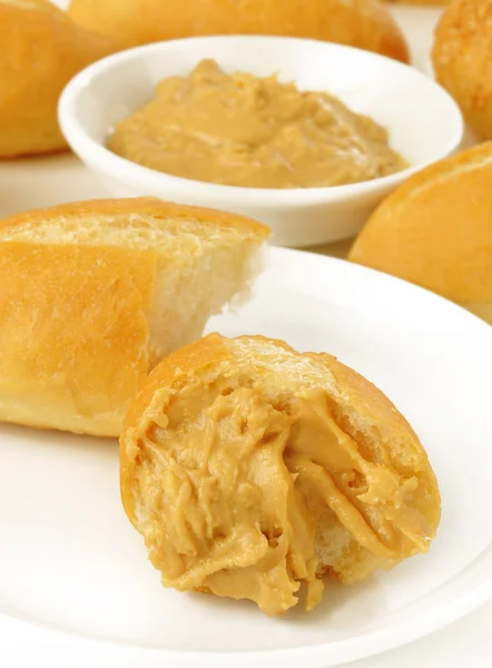 Manteiga de amendoim no pão — Fotografia de Stock