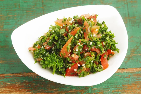 Salad Lebanon dalam hidangan putih — Stok Foto