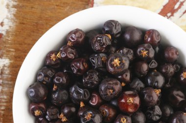 Ardıç meyveleri beyaz tabak