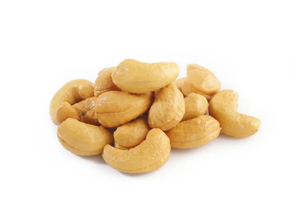 Gezouten cashewnoten op witte achtergrond — Stockfoto