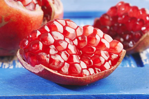 Granatapfel auf Holzgrund — Stockfoto