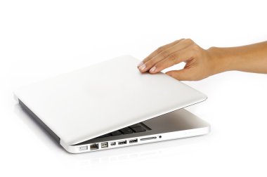 yarı yolu açık dizüstü bilgisayar yan görünümden görüntülenen 