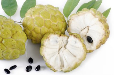 Beyaz arkaplanda krema elması