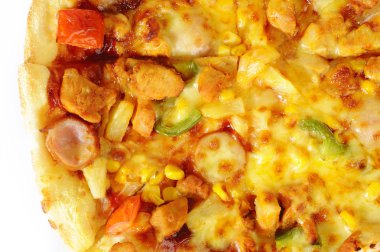 Barbekü tavuk, sosis ve sebze pizza