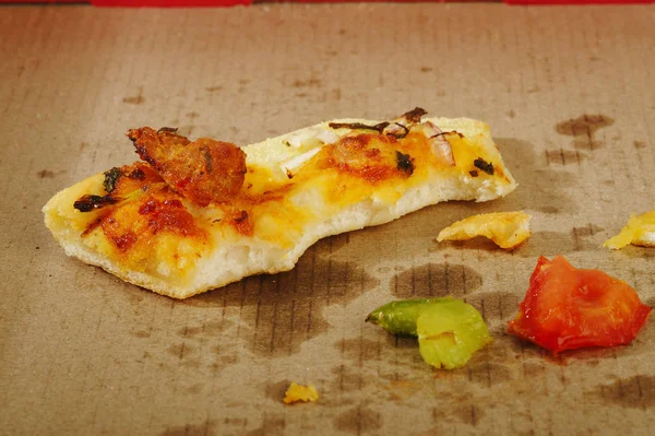 Scatola di pizza vuota con un pezzo di un pezzo rimane — Foto Stock