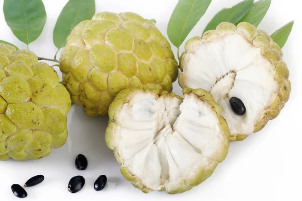 Beyaz arkaplanda krema elması