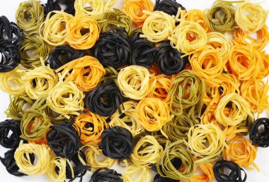 Fettuccine makarna üzerine beyaz