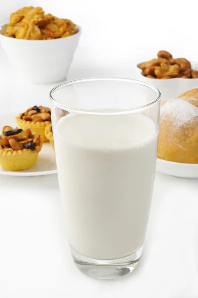 Leche y postre — Foto de Stock