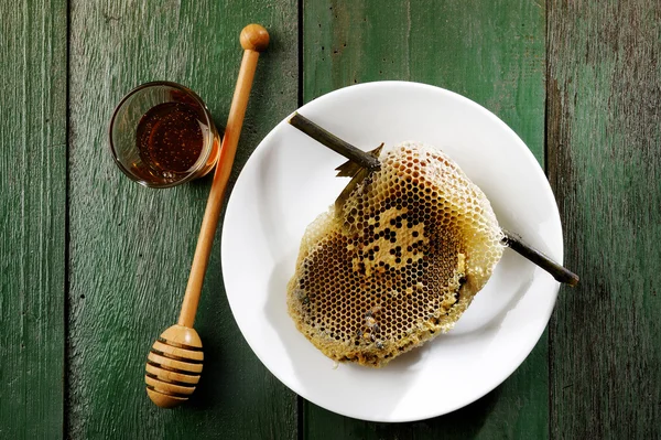 Panal de abeja en plato blanco —  Fotos de Stock