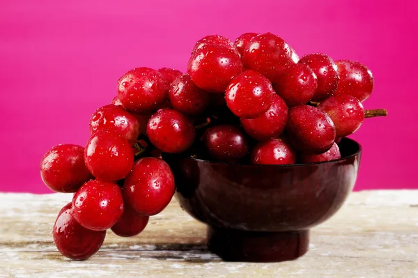 Red grape in bowl — Stock Photo, Image