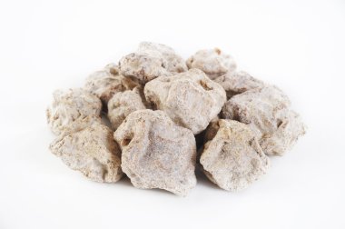 Beyaz arkaplanda tuzlanmış erik