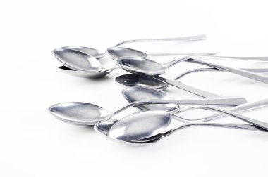 beyaz arkaplanda kaşık