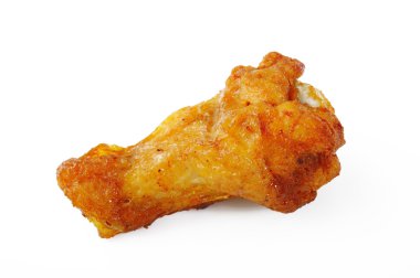 Beyaz arkaplanda izole edilmiş tavuk kanadı 