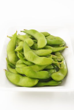 plaka üzerinde taze yeşil fasulye