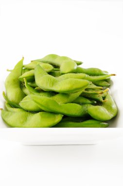 çanak üzerinde yeşil bezelye