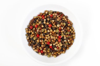 Beyaz yemek üzerine karabiber