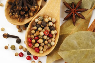 kaşık üzerine karabiber ve karanfil bakla