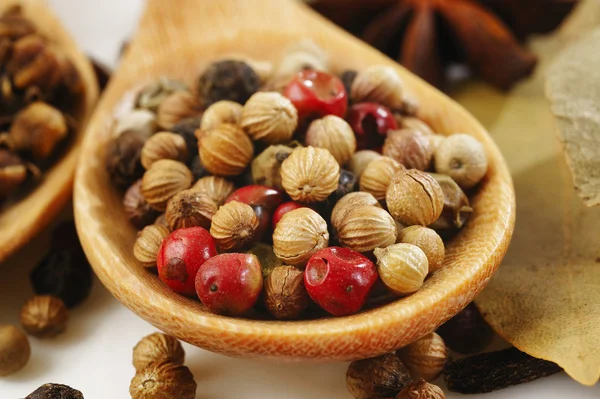 Closeup peppercorns on spoon — Stock Photo, Image