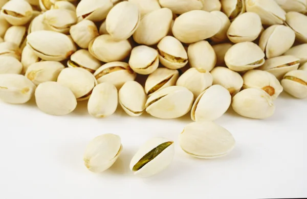 Pistachenoten op een witte achtergrond — Stockfoto