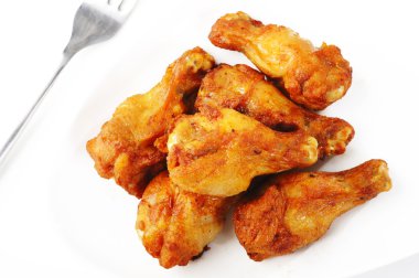 Tabakta kızarmış tavuk.