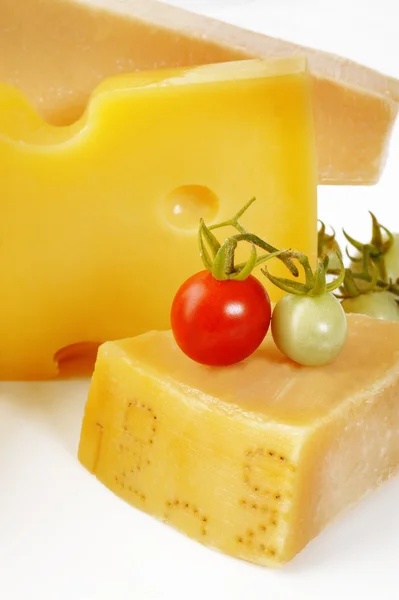 Tomate sobre queso amarillo — Foto de Stock