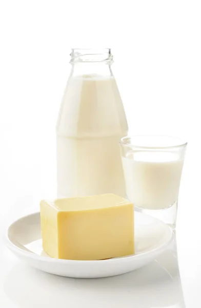 Queso y leche sobre fondo blanco — Foto de Stock