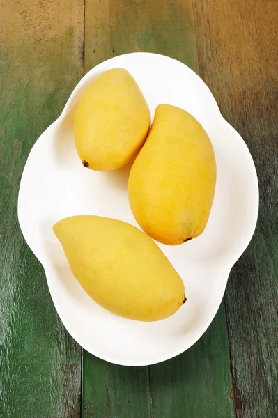 Mango on wood — Stock Photo, Image