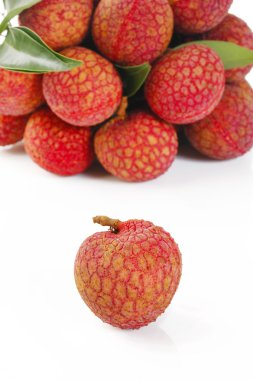 beyaz zemin üzerine lychees grup