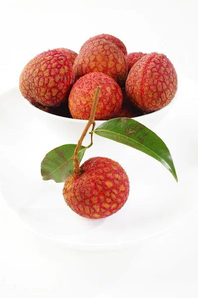 Uno litchi su piatto bianco — Foto Stock