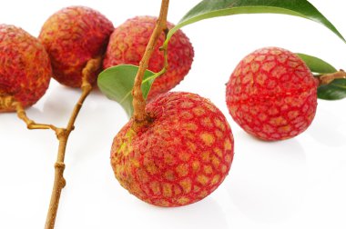 Beyaz arka plan üzerinde closeup olgun lychees