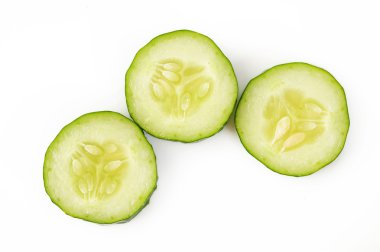 Beyaz arkaplanda salatalık